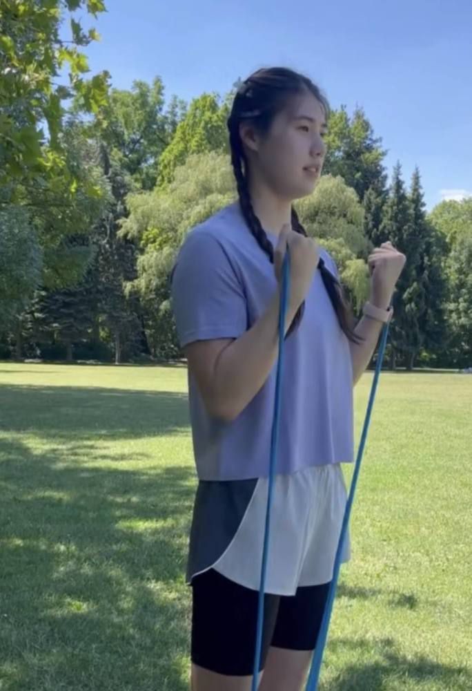 这些纪录片式的拍摄方法使影片呈现出纪录片的风格，像纪录片一样记录人们生存状态和生命流程。